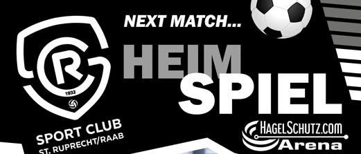 Plakat für das nächste Fußballspiel des Sport Clubs St. Ruprecht/Raab, mit Spielern in schwarzen Trikots, einem Schiedsrichter in Grün und einem Fußball.