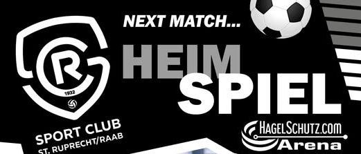Fußballspieler feiern auf dem Feld. Ein Werbeplakat für Heim Spiel vom Sport Club St. Ruprecht/Raab mit Logo und Text.