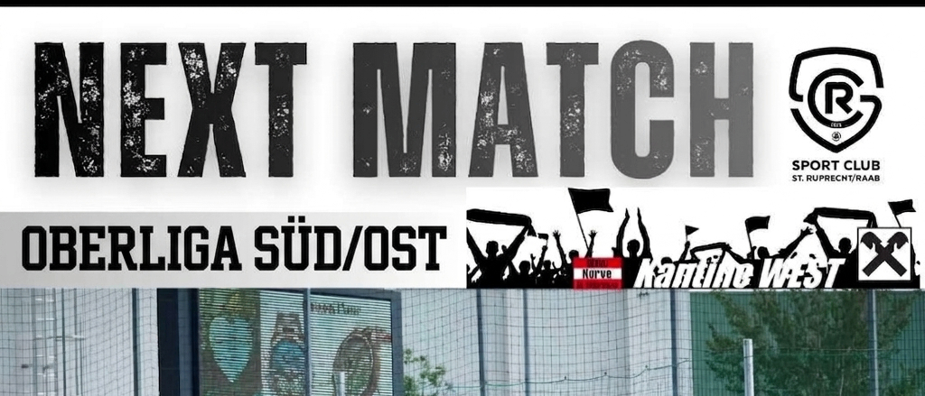 Ein Fußballfeld mit einer großen Menschenmenge, die ein Spiel beobachtet. Das Feld hat ein Banner mit der Aufschrift 'Kantine West' und eine große digitale Uhrenanzeige an der Seite. Die Menge jubelt und hält Flaggen.