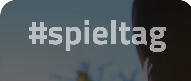 Ein Fußball mit roten und weißen Sechsecken wird prominent mit einem verschwommenen Hintergrund aus Bäumen und einem Spielerbein angezeigt. Der Text 'St. Ruprecht/R.' und 'SV Triotronik Krottendorf' ist sichtbar mit Datum und Uhrzeit.