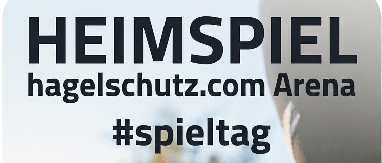 Ein Fußball mit roten und weißen Sechsecken liegt auf einem Rasenfeld, mit dem Bein eines Spielers und einem Logo im Hintergrund. Das Bild ist mit '#spieltag' beschriftet.