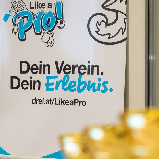 Ein Werbebanner von Like a Pro zeigt Sportikonen und den Slogan 'Dein Verein. Dein Erlebnis.' Besuche drei.at/LikeaPro.