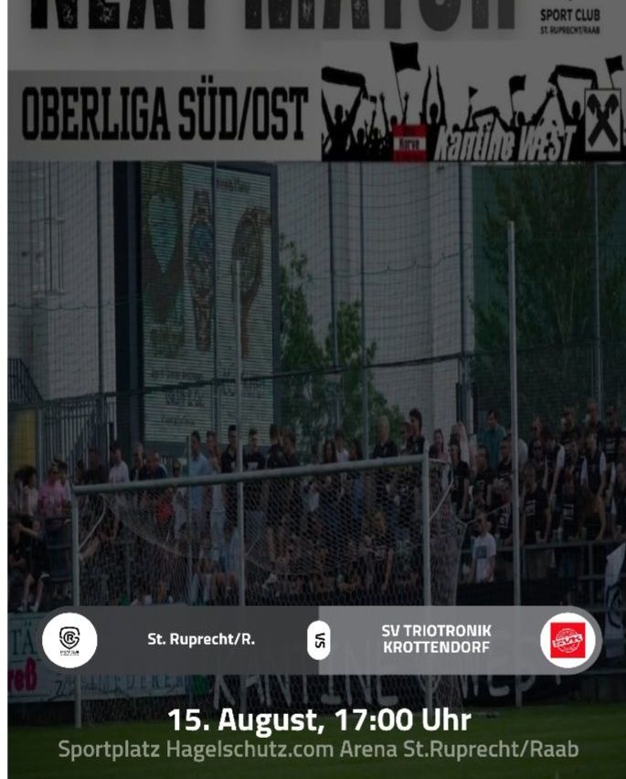 Ein Fußballspiel im Gange mit einer Menge jubelnder Zuschauer auf den Tribünen. Das Banner oben zeigt 'Oberliga Süd/Ost' und 'Kantina West'. Die Teams sind St. Ruprecht/R. und SV Tritronik Krottendorf. Das Datum und die Uhrzeit des Spiels ist 15. August, 17:00 Uhr.