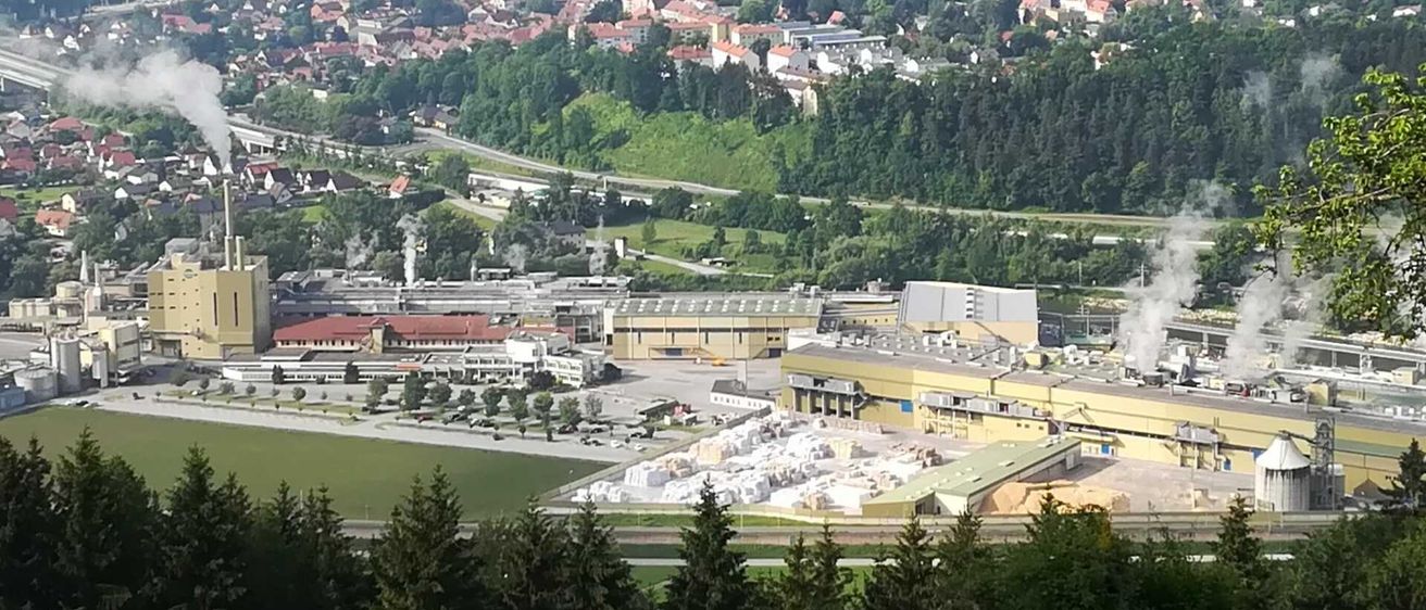 Bild enthält, Building, Cityscape, Urban, Outdoors, Fir, Tree, Nature, Factory, City, Aerial View