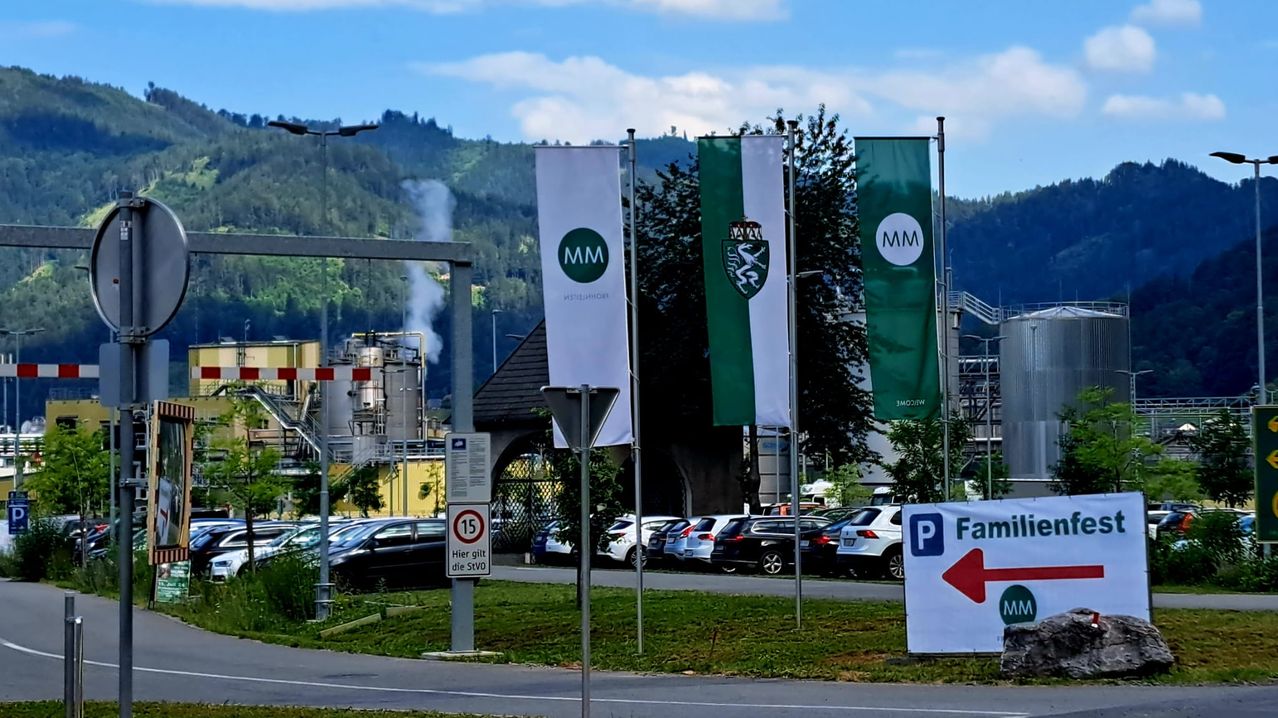 Bild enthält, Flag, Car, Transportation, Vehicle
