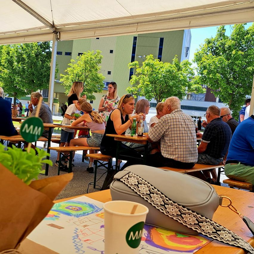 Bild enthält, Indoors, Restaurant, Urban, Cafeteria, Cafe, Adult, Male, Man, Person, Woman