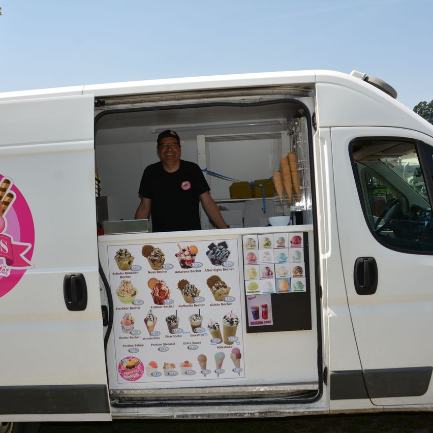 Bild enthält, Adult, Male, Man, Person, Vehicle, Car, Wheel, Glasses, Truck, Face