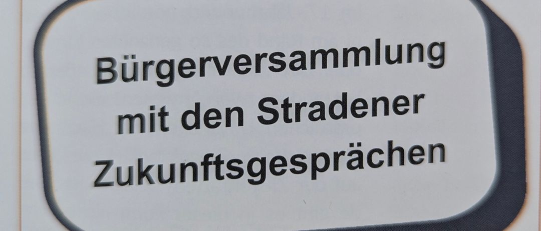 Ein Plakat bewirbt eine Bürgerversammlung für 'Forum Lebenskraft Straden' am Donnerstag, 16. Oktober 2025, in Dorfstube Hart. Es zeigt eine Sprechblase mit dem Text 'Bürgerversammlung mit den Stradener Zukunftsgesprächen.'