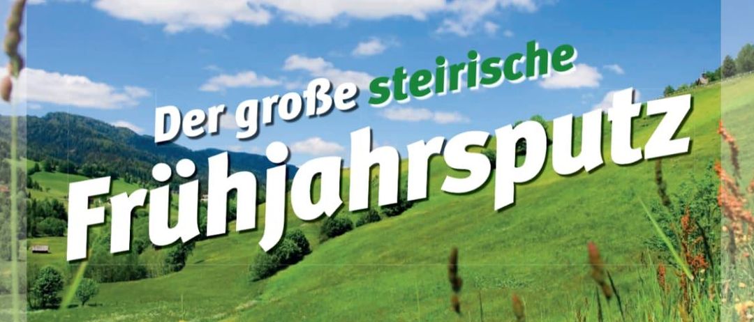 Ein Poster kündigt den 'großen steirischen Frühjahrsputz' vom 21. März bis 9. Mai 2026 an. Es zeigt ein grünes, saftiges Feld mit Blumen und einem blauen Himmel. Es enthält Logos für 'STOP Littering' und 'Das Land Steiermark'. Ein QR-Code ist sichtbar.