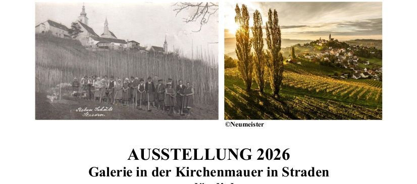 Plakat für eine Weinausstellung in Straden, mit einem alten Foto von Menschen in Weinbergen und einer malerischen Weinbergslandschaft. Ausstellungseröffnung am 12. Mai, täglich von 10-17 Uhr, gestaltet von Christa Schillinger.