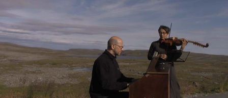 Ein Plakat für eine musikalische Veranstaltung mit Klaus Lang auf dem Harmonium und Barbara Konrad auf der Geige, in einer natürlichen Landschaft mit bewölktem Himmel. Das Event ist für den 2. August 2026 um 19:30 Uhr geplant.