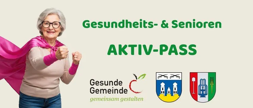 Eine ältere Frau mit einer rosa Kapuze und Brille lächelt und posiert für ein Foto vor einem grünen Hintergrund. Der Text 'Gesundheits- & Senioren AKTIV-PASS' ist prominent angezeigt. Es gibt Logos von 'Gesunde Gemeinde' und zwei Wappen.