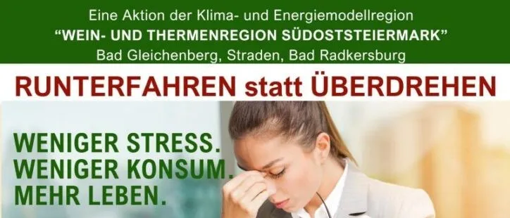 Eine Frau in einem Businessanzug ist gestresst, hält sich mit der Hand den Kopf und sitzt vor einem Laptop. Das Bild bewirbt ein Workshop über Stressabbau und effizientes Leben.