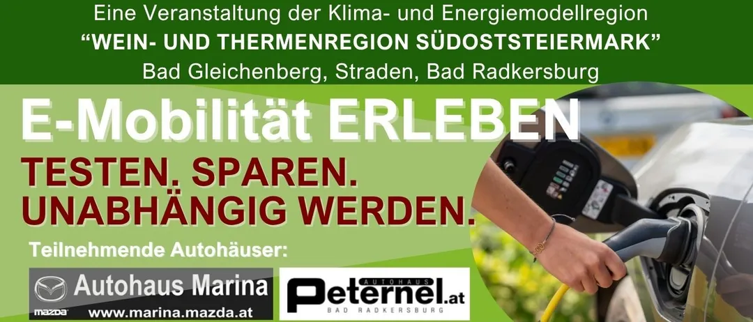 Ein Werbeplakat für eine Elektrofahrzeug-Veranstaltung in Österreich, mit einer Familie, die ein Auto auflädt, und Text über Testen, Sparen und Unabhängigkeit.