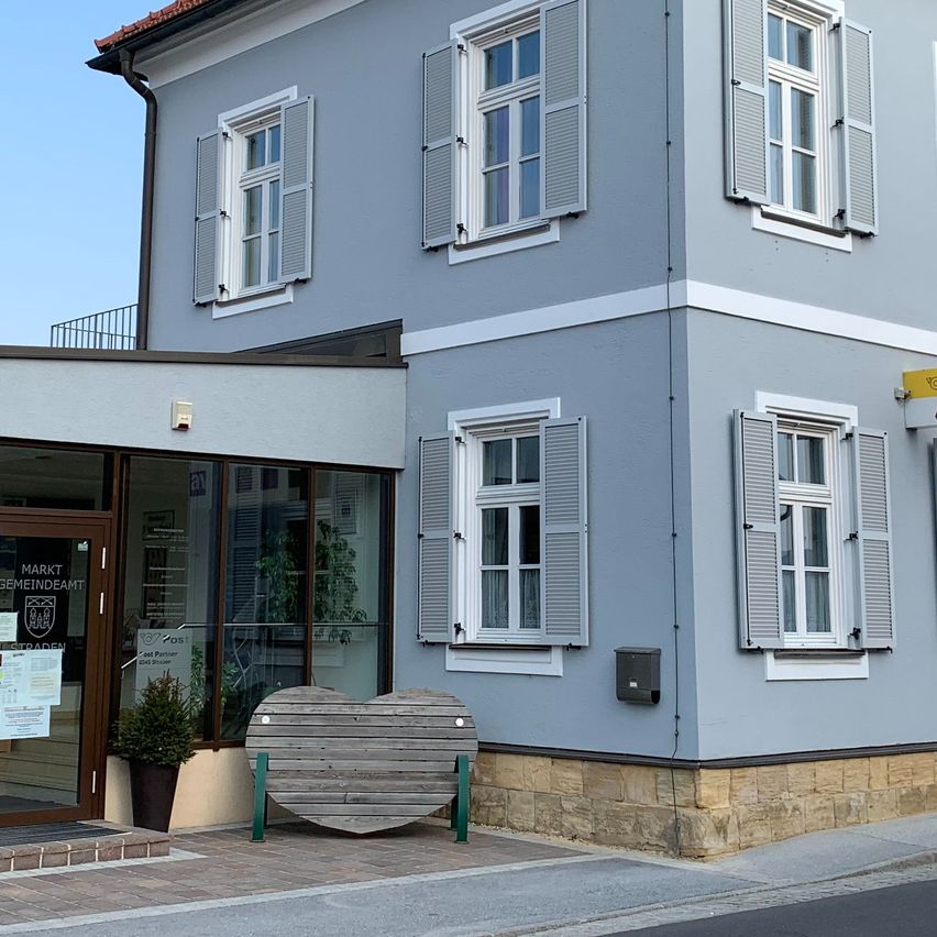 Bild enthält, Plant, City, Housing, Corner, Door, House, Urban, Person, Bench, Window