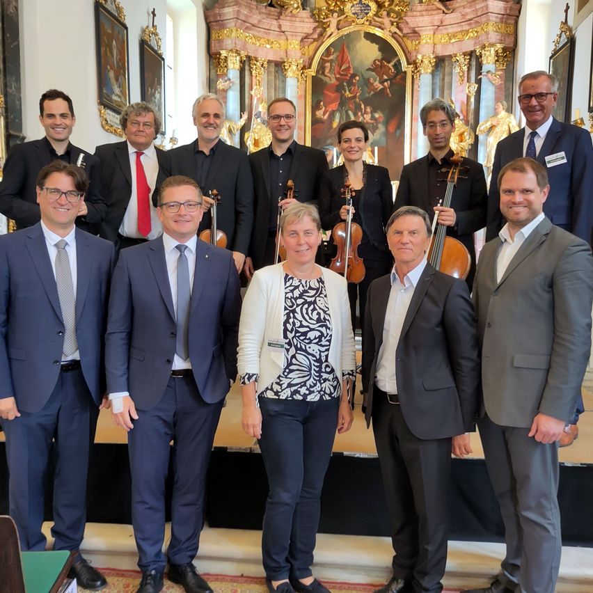 Bild enthält, Jeans, People, Person, Groupshot, Altar, Suit, Adult, Female, Woman, Man