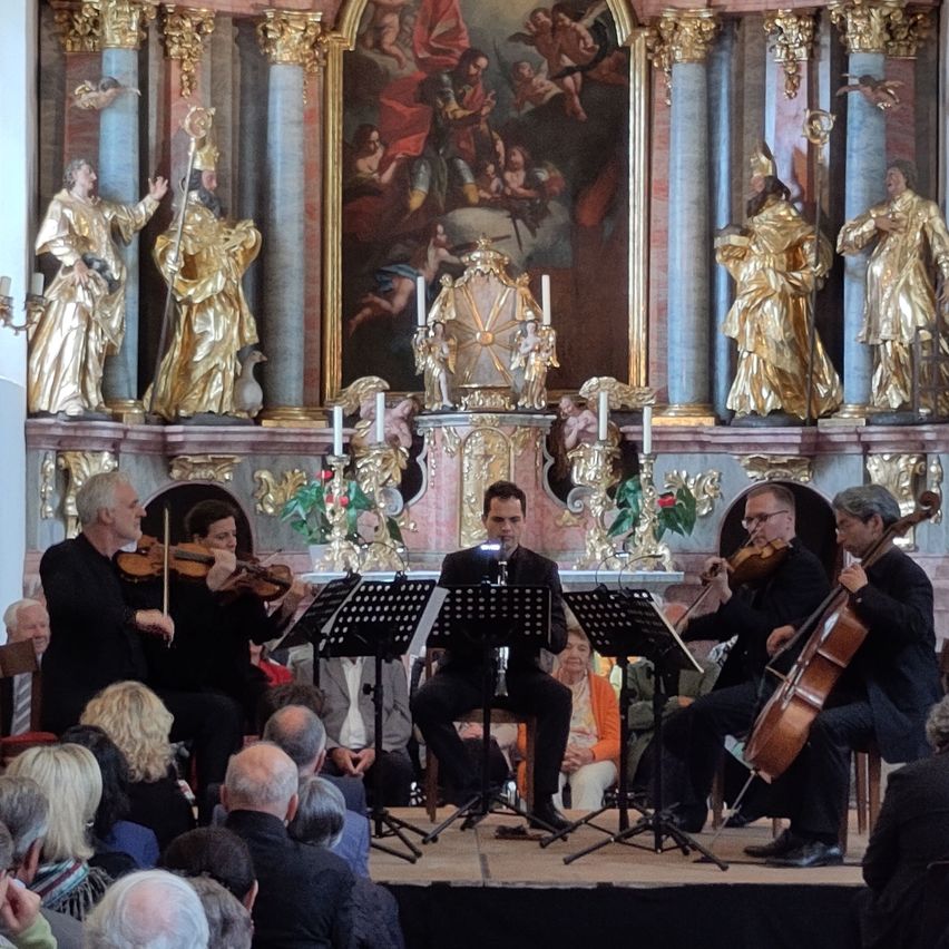 Bild enthält, Group Performance, Person, Adult, Male, Man, Music Band, Bride, Female, Woman, Concert