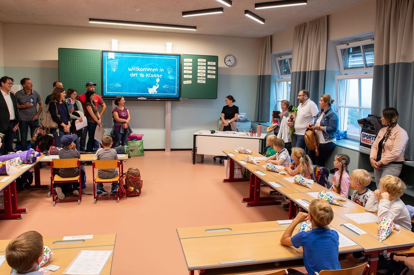 Bild enthält, School, Boy, Child, Male, Person, Classroom, Monitor, People, Student, Chair