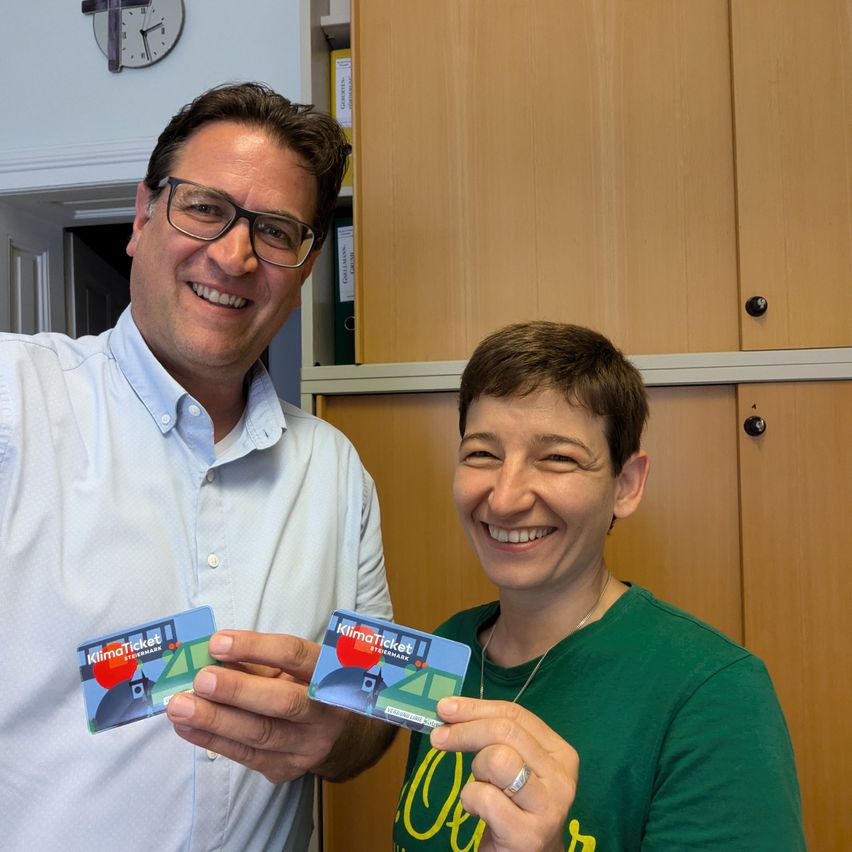 Bild enthält, Text, Adult, Male, Man, Person, Face, Head, Accessories, Glasses, Credit Card