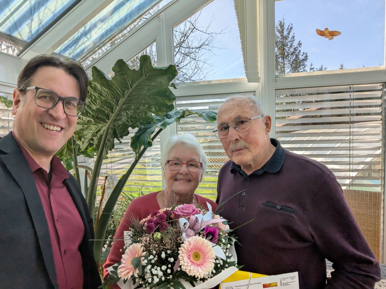 Bild enthält, Flower, Flower Arrangement, Flower Bouquet, Rose, Potted Plant, Adult, Male, Man, Person, Bride