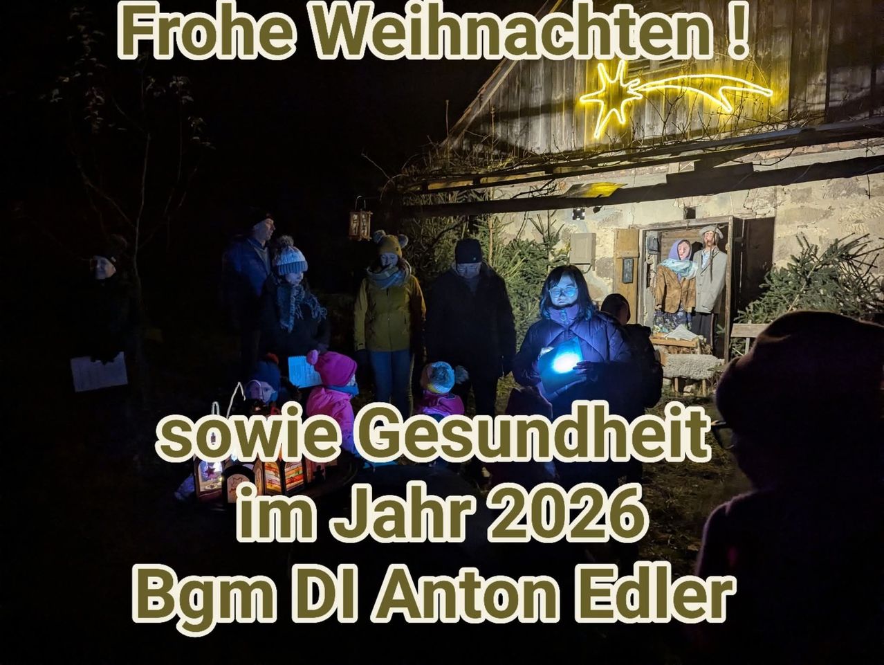 Eine Gruppe von Menschen steht bei Nacht vor einem Gebäude mit einem Sternlicht über ihnen. Der Text lautet 'Frohe Weihnachten! und Gesundheit im Jahr 2026' mit dem Namen 'DJ Anton Edler'.