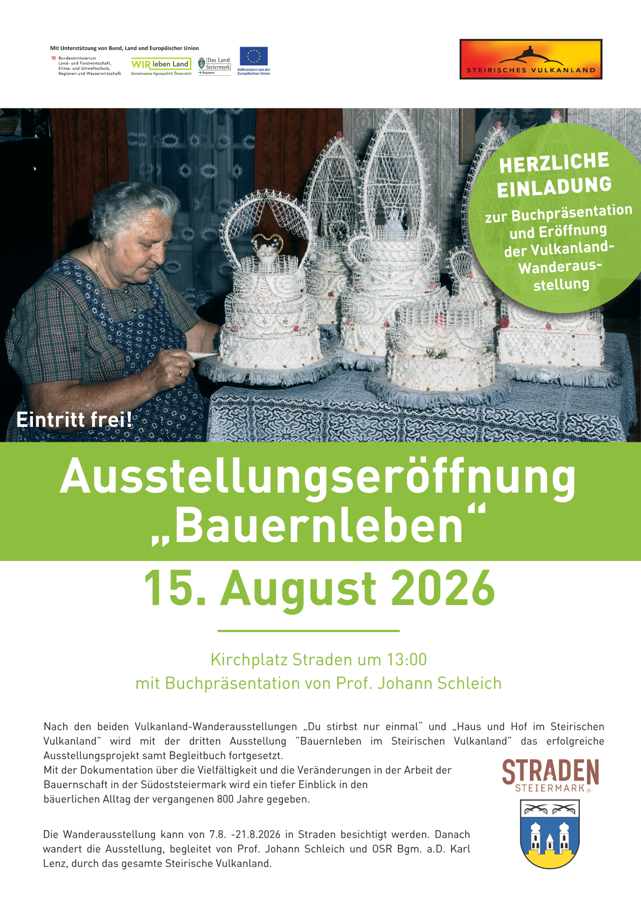 Eine ältere Frau verziert einen Kuchen mit komplizierten Designs. Der Kuchen steht auf einem Tisch mit anderen ähnlichen Kreationen. Das Bild hat einen grünen Rand mit Text auf Deutsch.