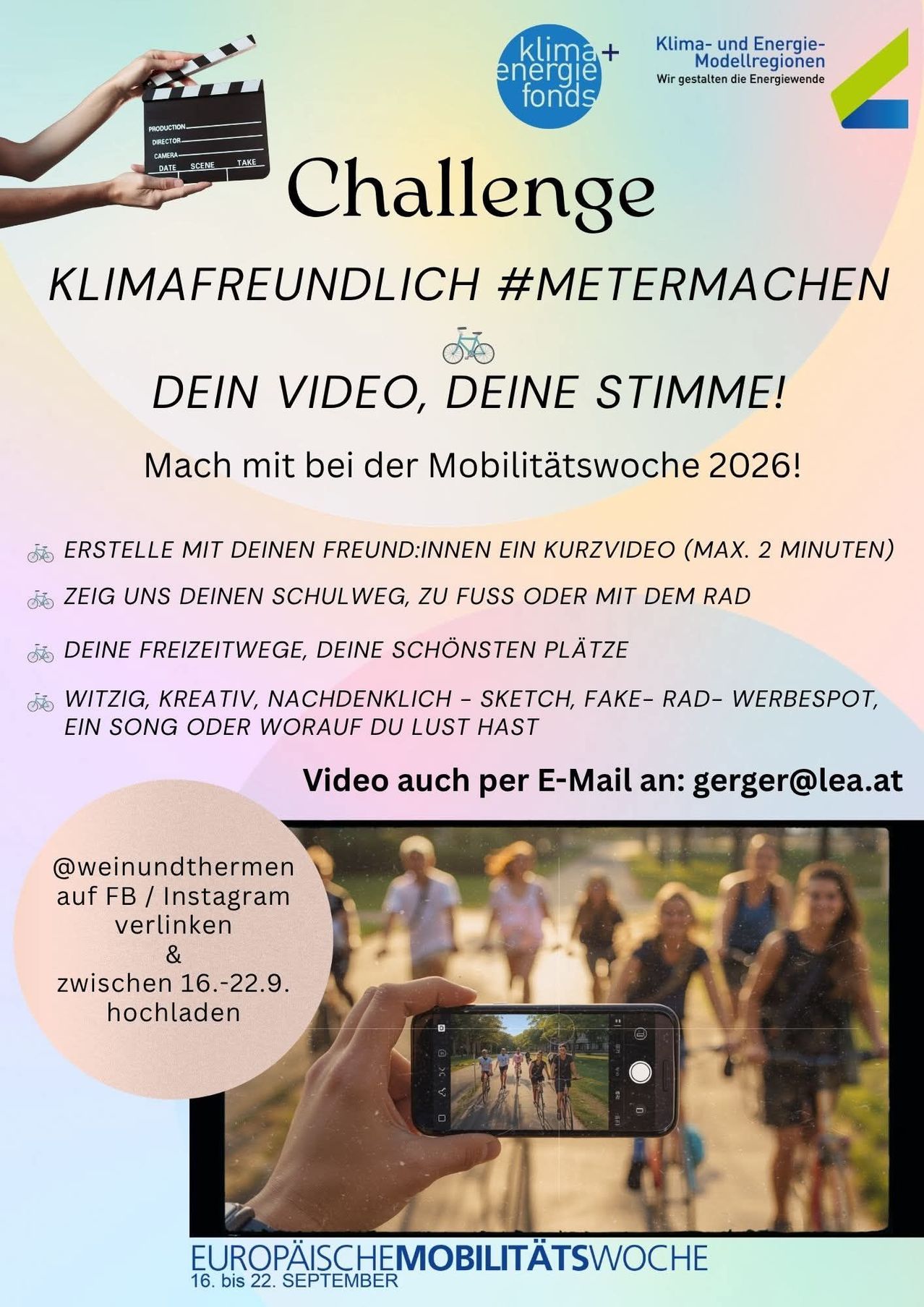 Plakat für eine klimafreundliche Video-Challenge. Es ermutigt die Teilnehmer, ein kurzes Video über ihren Weg zur Schule zu Fuß oder mit dem Fahrrad zu erstellen. Das Video kann witzig, kreativ oder zum Nachdenken anregend sein. Es kann eine Skizze, eine Fake-Werbung oder ein Lied sein. Die Teilnehmer können ihre Videos an eine angegebene Adresse per E-Mail senden und sie in sozialen Medien teilen.