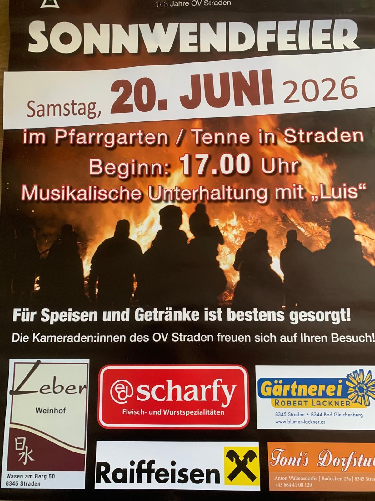 Plakat für ein Lagerfeuer-Event in Straden am 20. Juni 2026. Beginn: 17.00 Uhr. Musikalische Unterhaltung mit ‚Luis‘. Essen und Getränke sind vorhanden. Die Kameradinnen des OV Straden freuen sich auf Ihren Besuch. Sponsoren: Leber, Scharfy und Gärtnerei Robert Lackner.