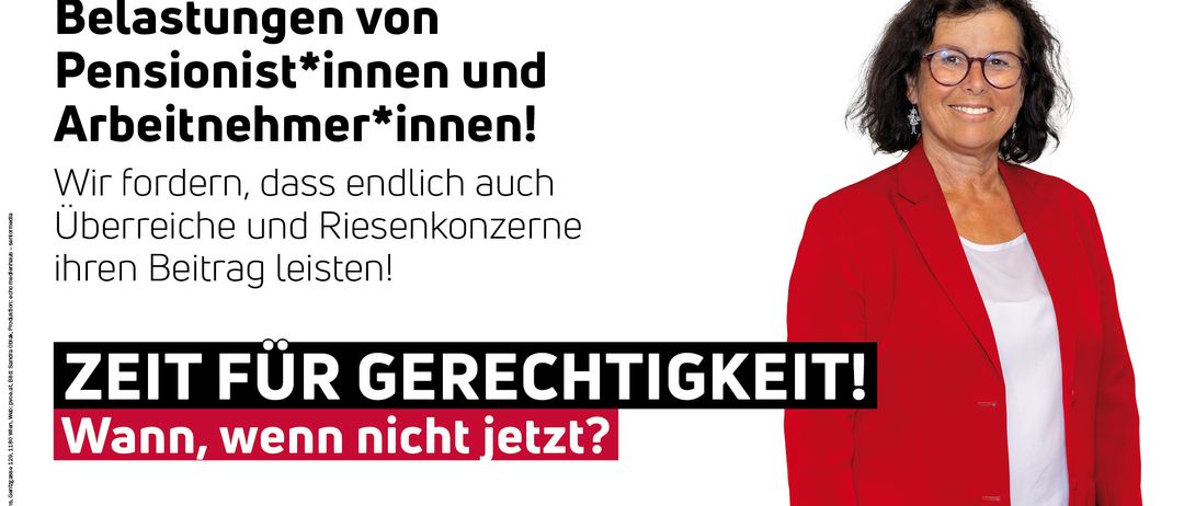 Eine Frau in einem roten Mantel und mit Brille lächelt und scheint für ein Foto zu posieren. Der Text lautet 'Schließen Sie sich uns mit weiteren Beiträgen von Gewerkschaftsmitgliedern und Arbeitnehmern an!' und 'Warum nicht jetzt?' Das Bild ist ein Aufruf zur Mitgliedschaft.