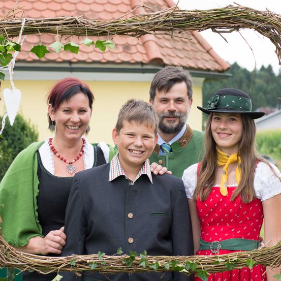 Bild enthält, Photography, People, Person, Portrait, Necklace, Adult, Female, Woman, Flower Arrangement, Man