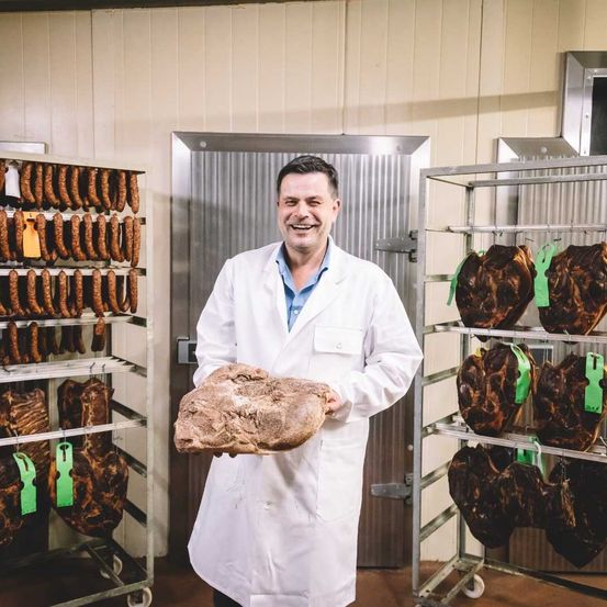 Bild enthält, Adult, Male, Man, Person, Shop