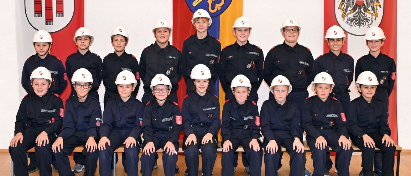 Bild enthält, People, Person, Boy, Child, Male, Groupshot, Adult, Man, Coat, Shoe