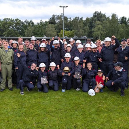Bild enthält, People, Person, Grass, Groupshot, Team, Adult, Male, Man, Pants, Shoe
