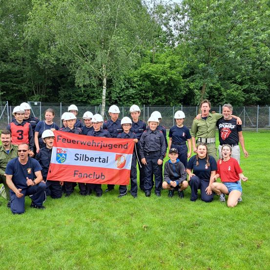Bild enthält, People, Person, Grass, Outdoors, Park, Adult, Male, Man, Vegetation, Groupshot