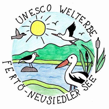 Illustration von Vögeln und einer Sonne über einem See mit Bergen. Der Text lautet UNESCO Welterbe Ferto-Neusiedler See.