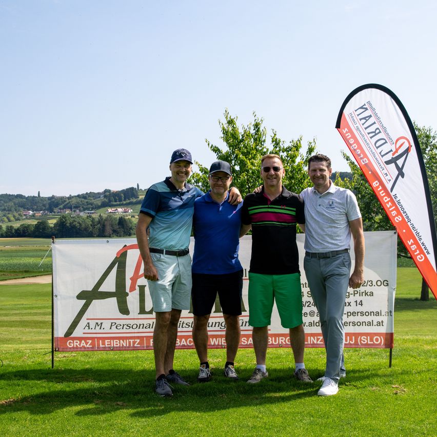 Bild enthält, Grass, Field, Adult, Male, Man, Person, T-Shirt, People, Outdoors, Nature
