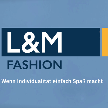 Das blaue Hintergrundbild zeigt das L&M Fashion Logo mit dem Slogan 'Wenn Individualität einfach Spaß macht'.