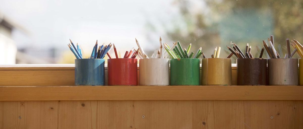 Bild enthält, Window, Windowsill, Furniture, Pencil