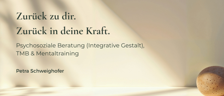 Ein Bild zeigt einen hellbeigen Hintergrund mit dem Text 'Zurück zu dir. Zurück in deine Kraft.' Unten auf einer hellen Oberfläche befindet sich ein brauner, kartoffelähnlicher Gegenstand. Der Text bedeutet übersetzt 'Zurück zu dir. Zurück zu deiner Kraft.'