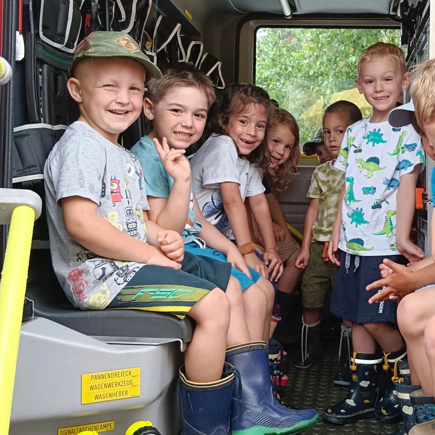 Bild enthält, Shoe, Shorts, Person, Photography, Portrait, People, Boy, Child, Male, Baseball (Ball)