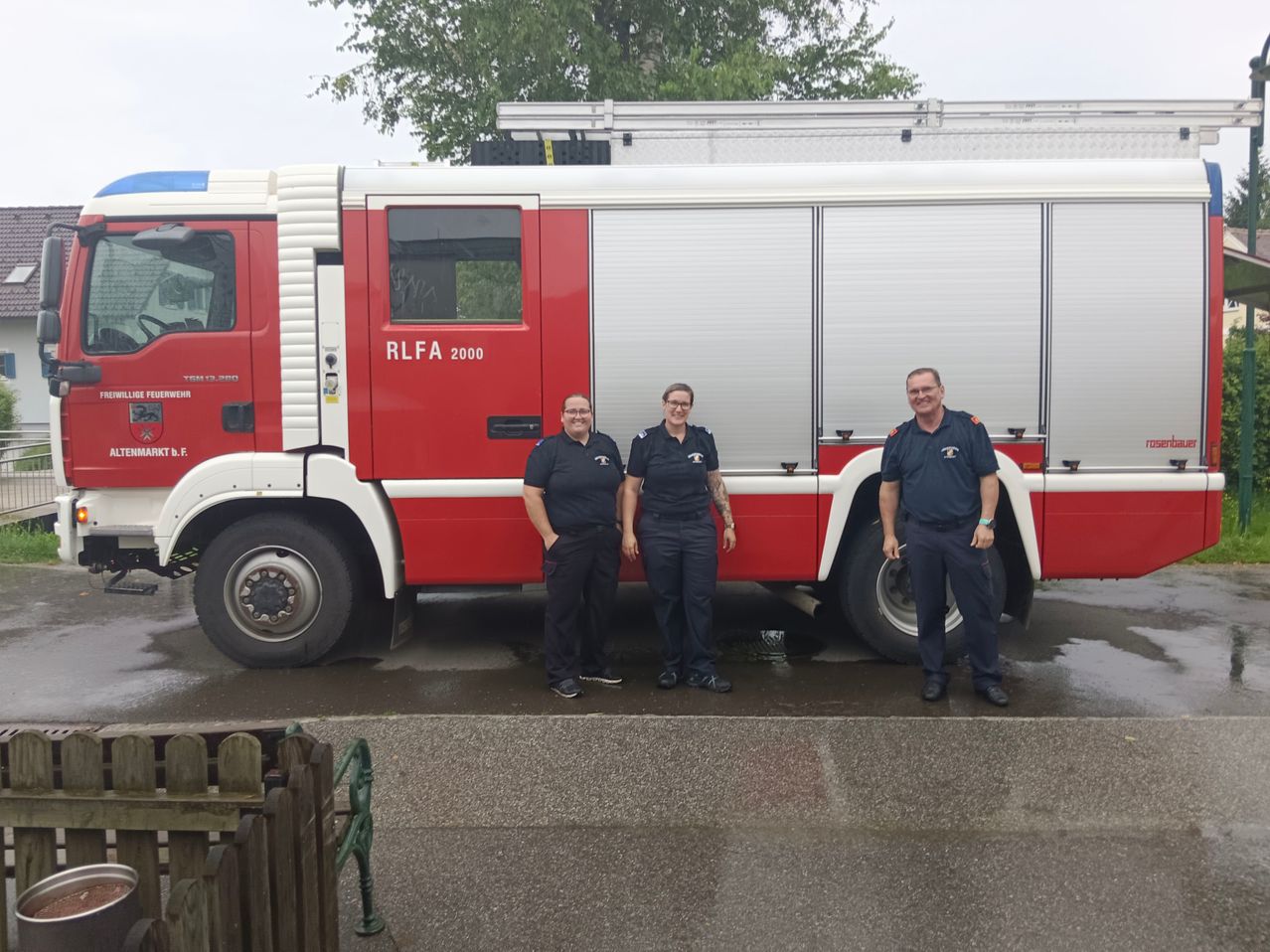 Bild enthält, Truck, Vehicle, Adult, Male, Man, Person, Wheel, Fire Truck, Fire Station, Face