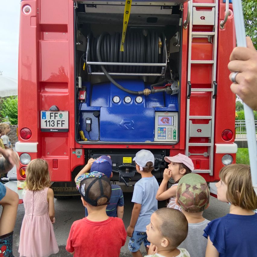 Bild enthält, Person, Child, Female, Girl, Boy, Male, Shoe, Shorts, Vehicle, Face