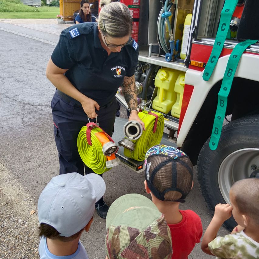 Bild enthält, Baseball Cap, Adult, Female, Person, Woman, Wheel, Boy, Child, Male, Baby