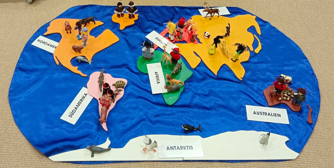 Bild enthält, Clothing, Swimwear, Person, Birthday Cake, Cake, Cream, Dessert, Food, People