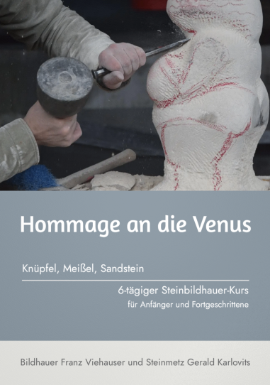 Eine Person meißelt eine Venus-Statue mit einem Meißel und Hammer. Der Text auf dem Bild lautet 'Hommage an die Venus', was 'Huldigung an die Venus' bedeutet.