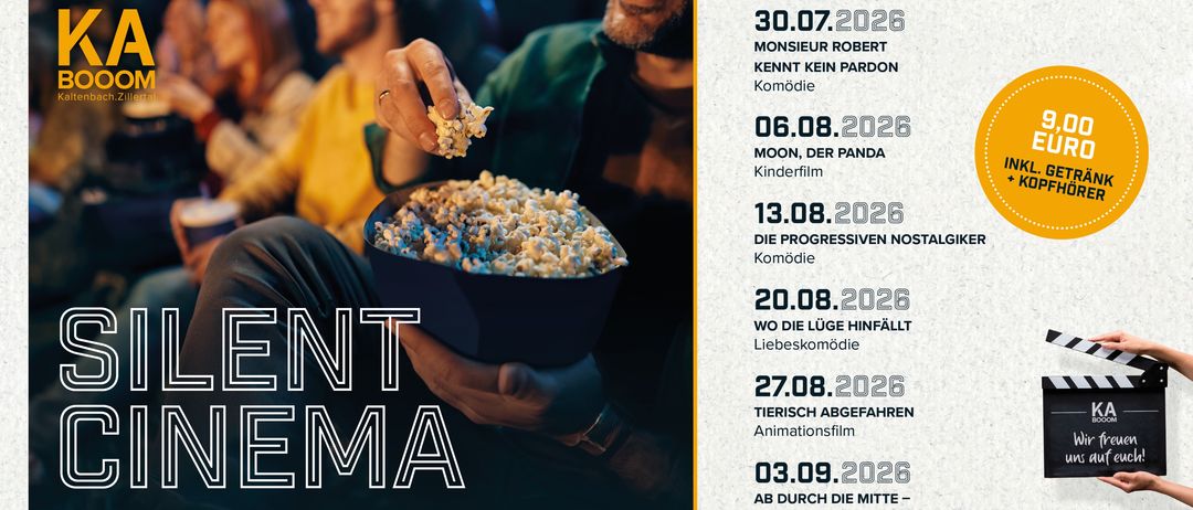 Eine Person, die eine Schüssel Popcorn hält, mit einem Filmplakat im Hintergrund, das eine Liste kommender Filme mit ihren Veröffentlichungsdaten und Genres zeigt.