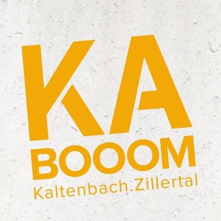 Das Bild zeigt das Logo von KA BOOM, gelegen in Kaltenbach, Zillertal, in fetter gelber Schrift auf einem weißen strukturierten Hintergrund.
