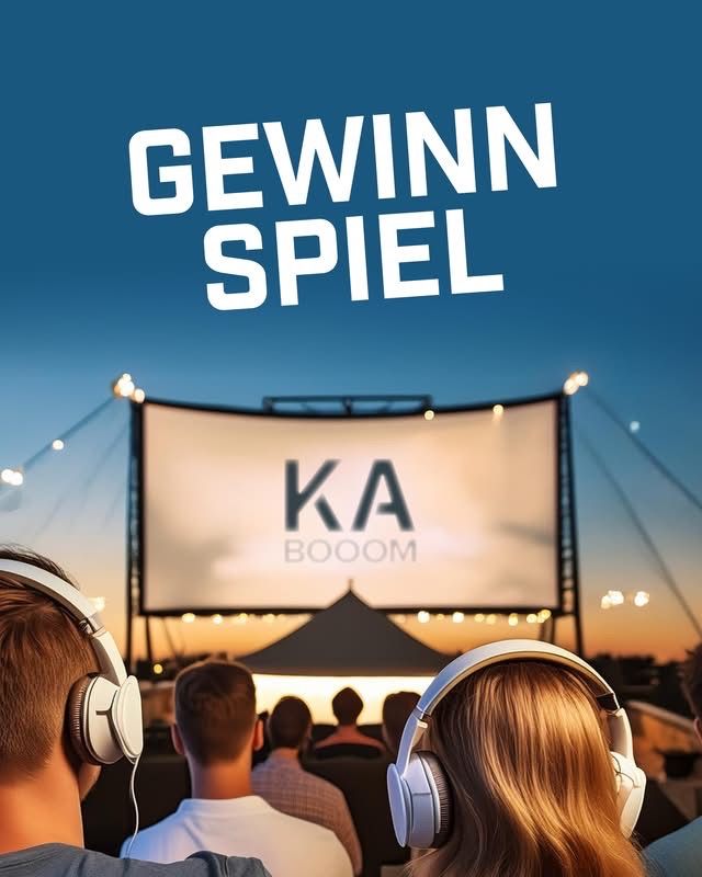 Menschen mit Kopfhörern sehen sich einen Film auf einer großen Leinwand im Freien bei Dämmerung an. Die Leinwand zeigt 'KA BOOM'. Der Text 'GEWINN SPIEL' steht darüber.
