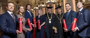 Bild enthält, People, Person, Adult, Female, Woman, Suit, Male, Man, Groupshot, Face