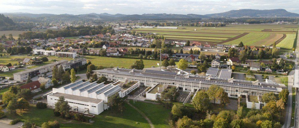 Bild enthält, Architecture, Building, Outdoors, Nature, Airport, Countryside, Rural, Aerial View, Farm